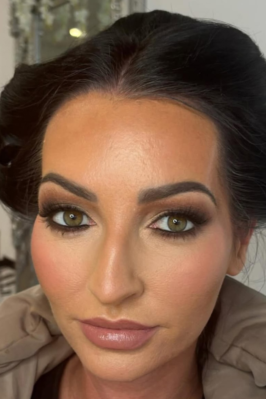 Bronzed makeup with smokey eye and pink lips